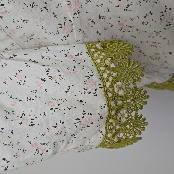 Refashioned Puffed Sleeve Ditsy Floral Top (M/L) - Picture 4 of 11